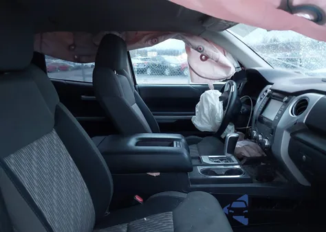 2018 Toyota Tundra Sr5 5.7L V8 z USA, uszkodzony, nr VIN 5TFUY5F19JX696258